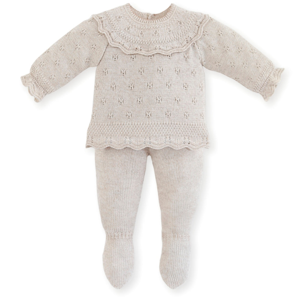 Completino in maglia tricot ricamata.