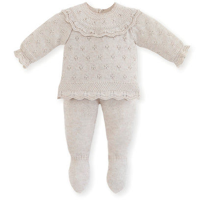Completino in maglia tricot ricamata.